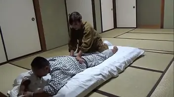 Seducing a waitress who came to lay out a futon at a hot spring inn and had sex with her the whol
