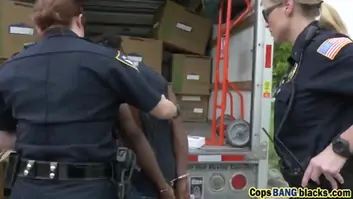 Black dick baise femme policier plan a trois
