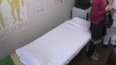 Japonais aux cheveux courts cloues en video de massage