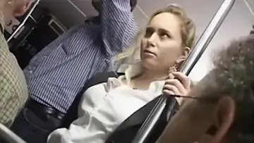 Sditalinata su un bus da un pervertito