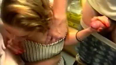 La vendeuse de chaussure organise un petit gang bang et finie par hurler quand ses 3 amis la prenne