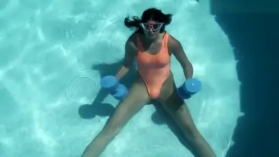 Underwatershow presents micha the underwater gymnast
