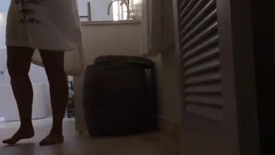 Unaware milf in bathroom