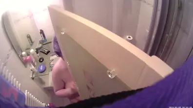 Shaving her pussy