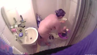 Shaving her pussy