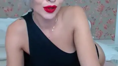 Milf masturbates in heavy makeup