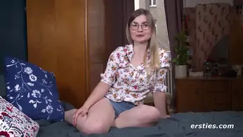 Emily kommt mit glasdildo zum hohepunkt