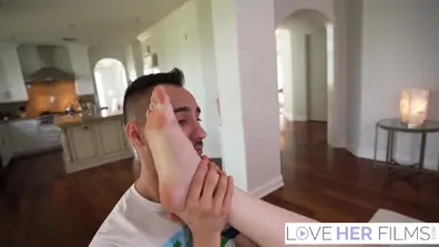 Olivias giantess feet with olivia madison