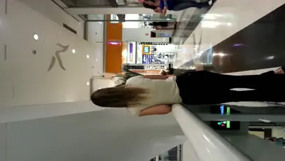 Gata charmosa no shopping