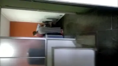 Apoiada de 4 na mesa