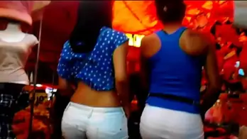 Piernuda nalgona en shortsito prueba