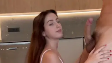 Faciale dans la cuisine au petit dej