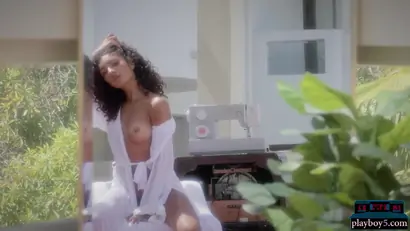 Gorgeous ebony babe kyrah exposes body