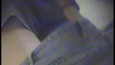 Babe taking her tight jeans to offer us a better view of the butt