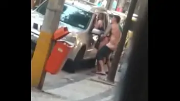 Macho gay mostrando la polla en la calle
